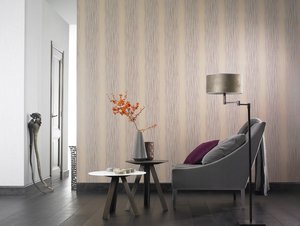 Die Wand im   Streifendesign und die Farbkombination Grau-Sand wirkt elegant und zeitlos